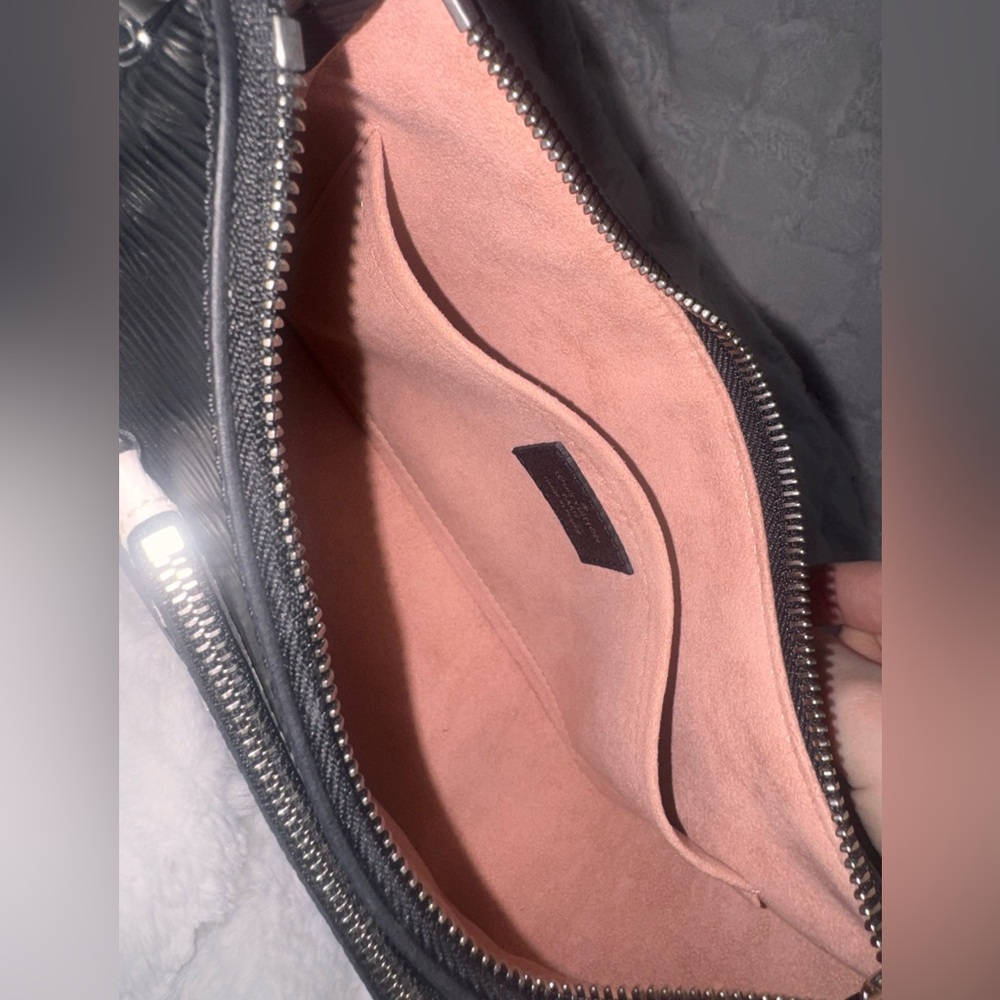 Louis Vuitton Black and Cream Shoulder Bag - Picture 3 of 3
